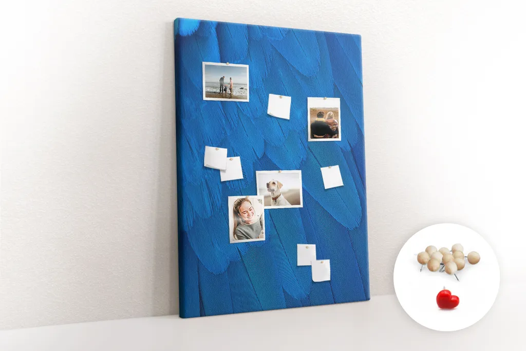 Pinwand Korkplatte Tafel ohne Rahmen - Lehrmittel Kinderspiel - 100x140 cm - 100 Stk. Holz-Pinnadeln - Papageienfedern